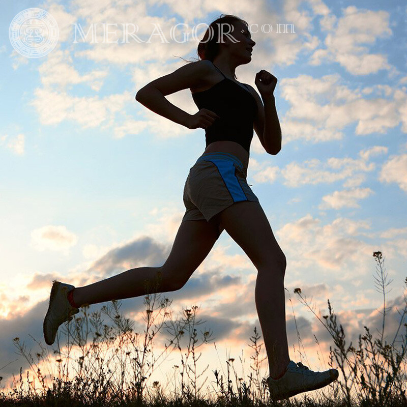 Foto de niña corriendo naturaleza Silueta Deportivos