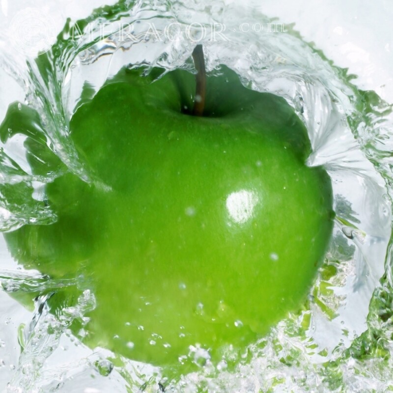Яблоко в воде картинка Еда