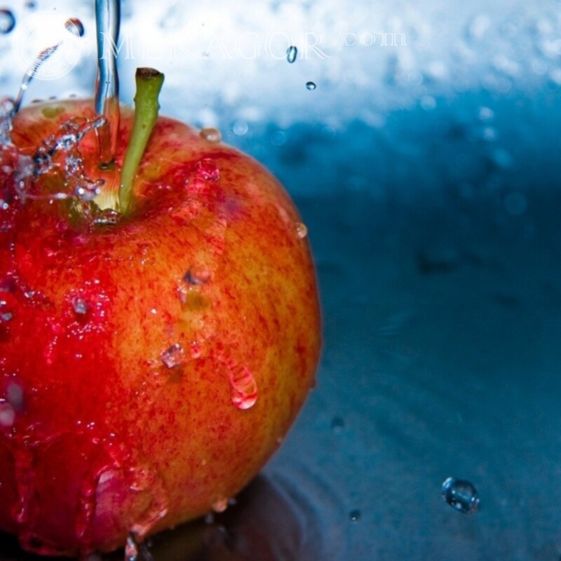 Foto fällt auf einen Apfel Essen