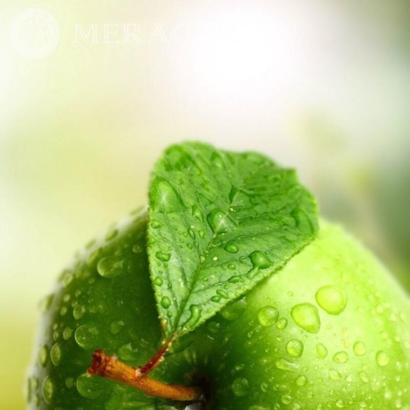 Краплі на яблуці фотографія Їжа