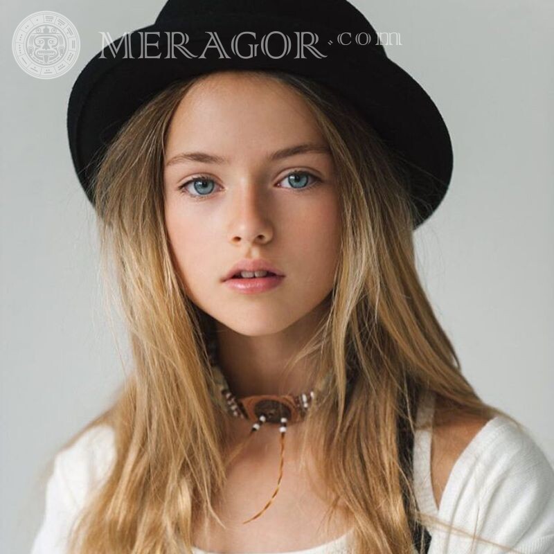 Avatar avec une fille blonde de 16 ans Visages, portraits Blonds Au chapeau Petites filles