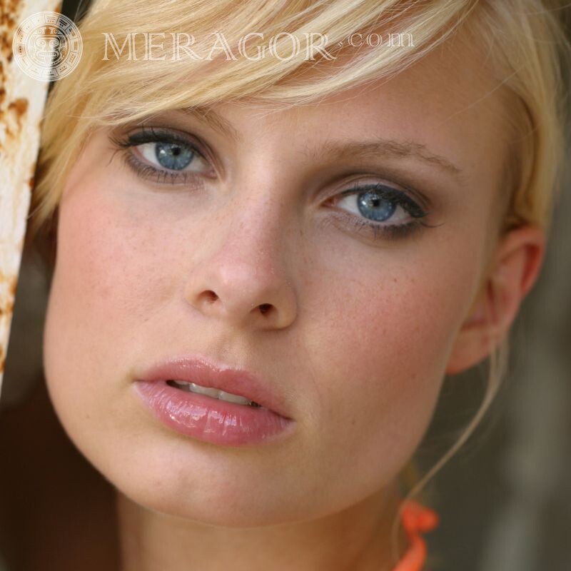Visage de femme blonde pour avatar Visages de filles Blonds Les filles Les femmes