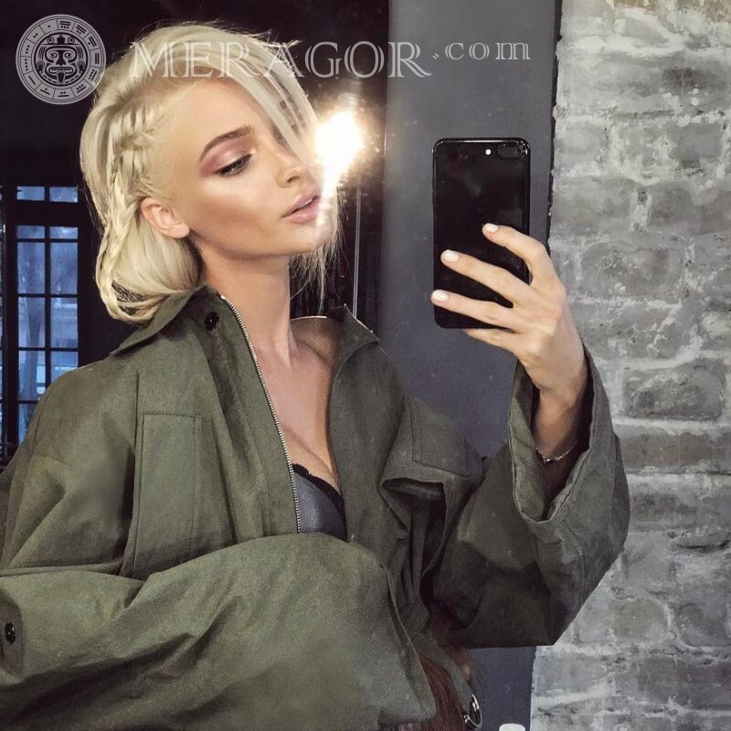 Cooles blondes Selfie im Spiegel Blonden Mädchen Kurze Haare