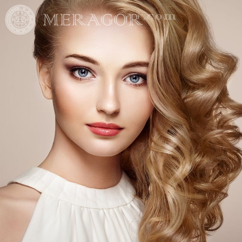 Ein Bild einer Blondine mit schönem Make-up für einen Avatar Gesichter von Mädchen Blonden Mädchen Schön