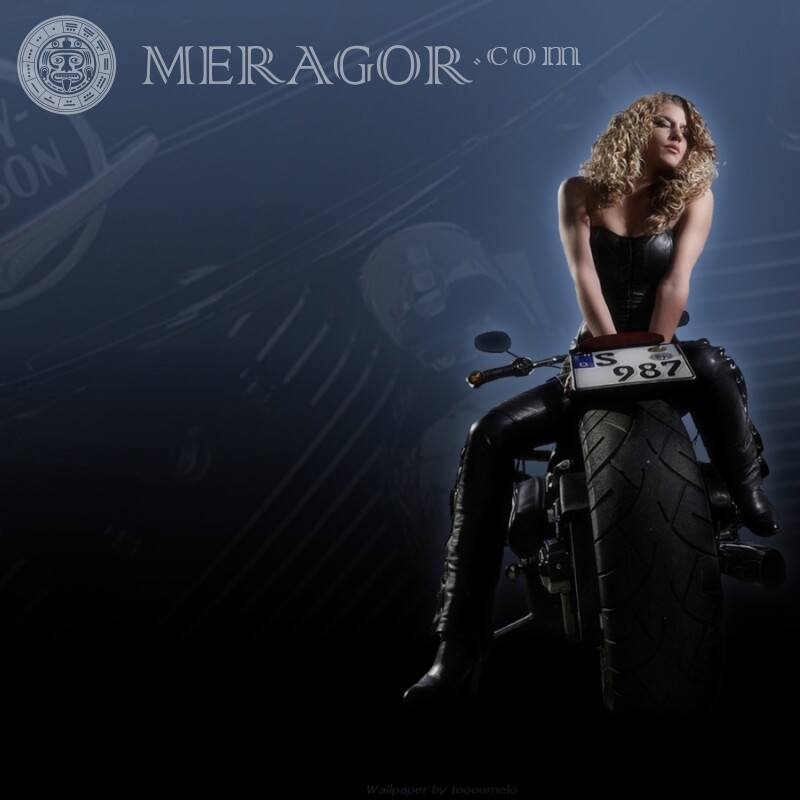 Hermosa chica en una motocicleta en la foto de perfil Niñas adultas Hermosos Pelo largo