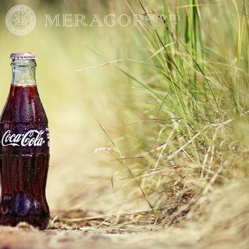 Логотип Coca Cola на бутылке на аву Логотипы