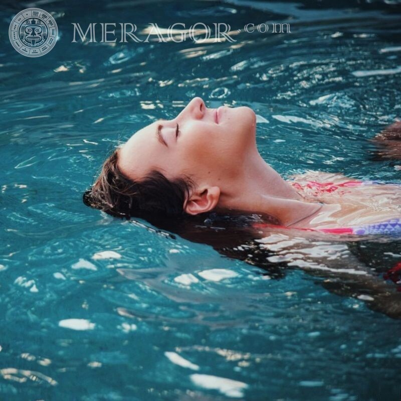 Garota na piscina no avatar Verão Meninas adultas No mar