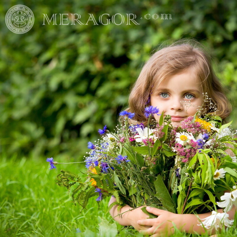 Fille avec des fleurs pour photo de profil Petites filles Infantiles Visages, portraits