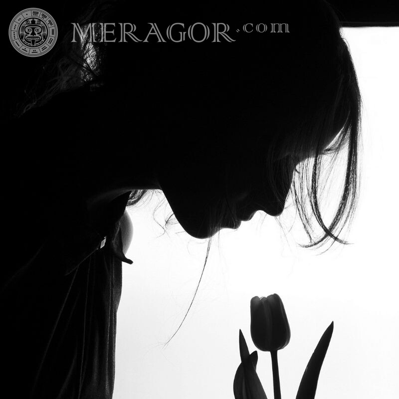 Silueta en blanco y negro de una niña en un avatar Silueta Flores En negro