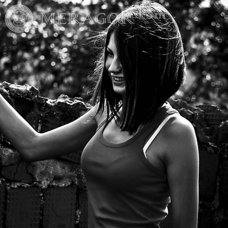 Mädchen mit einer Bob-Frisur auf einem Schwarzweiss-Avatar Bruenette Schwarz-weisse
