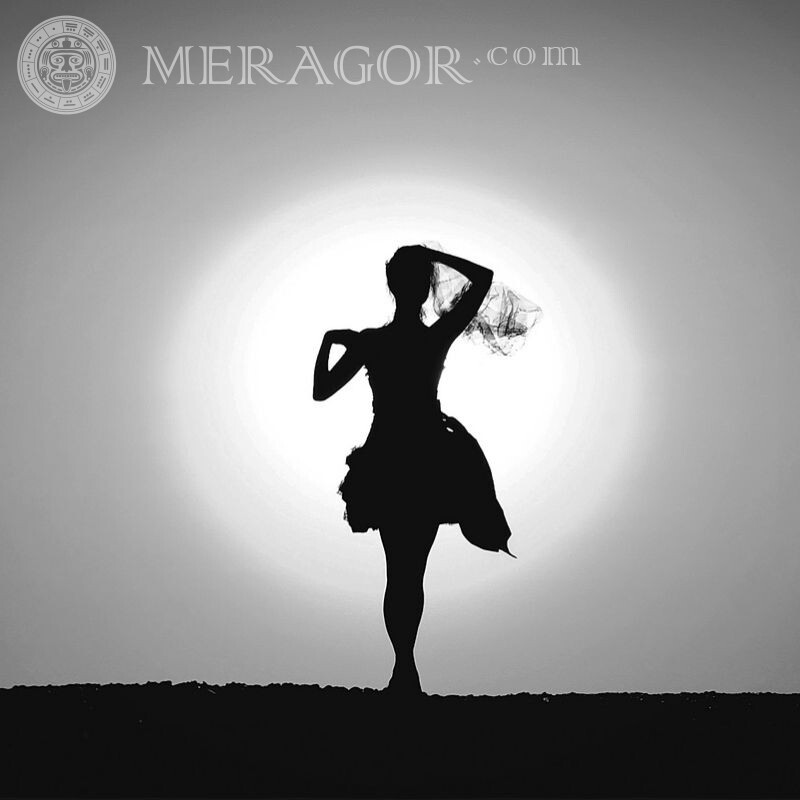 Silueta de un avatar de niña blanco y negro en un perfil Silueta En negro