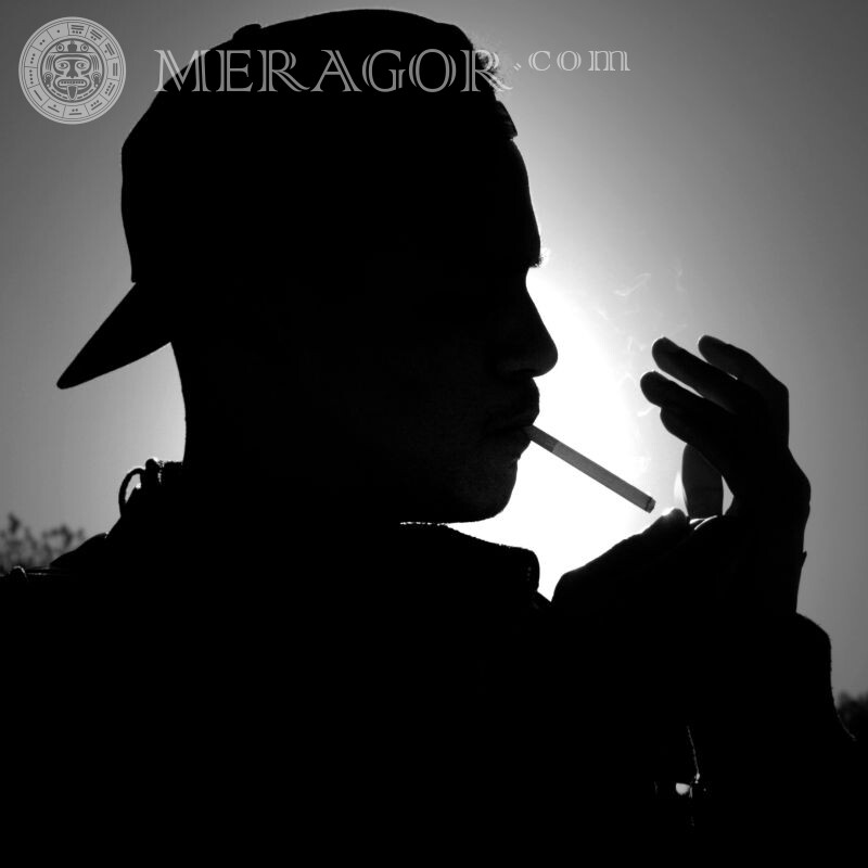 Photo en noir et blanc d'une silhouette de gars Silhouette Noir et blanc Noires