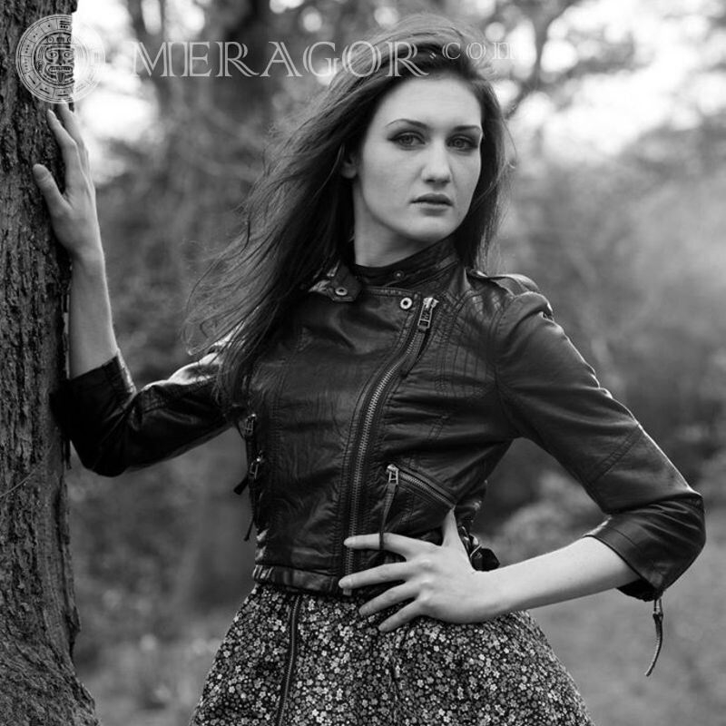 Black and white photo of an ordinary girl for icon download Brunettes Faces, portraits Simple