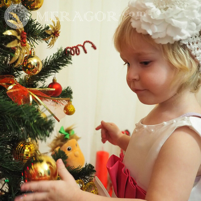 Fille d'avatars du nouvel an décore l'arbre de Noël de Nouvel an Infantiles Petites filles