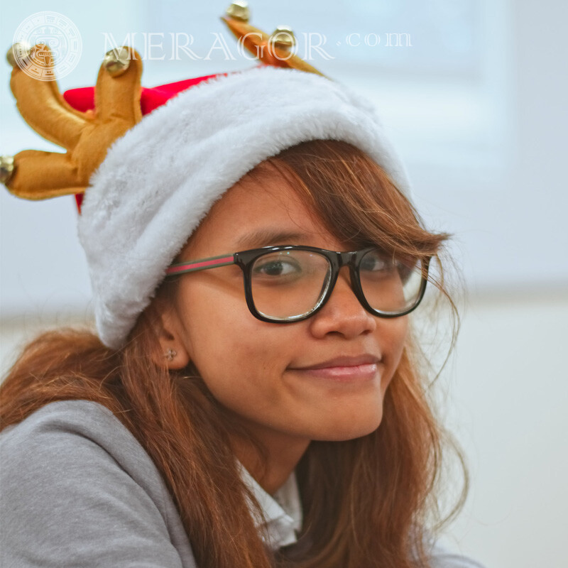 Neujahrsbilder auf dem Desktop Weihnachten Avatare In der Kappe mit Brille Gesichter, Porträts