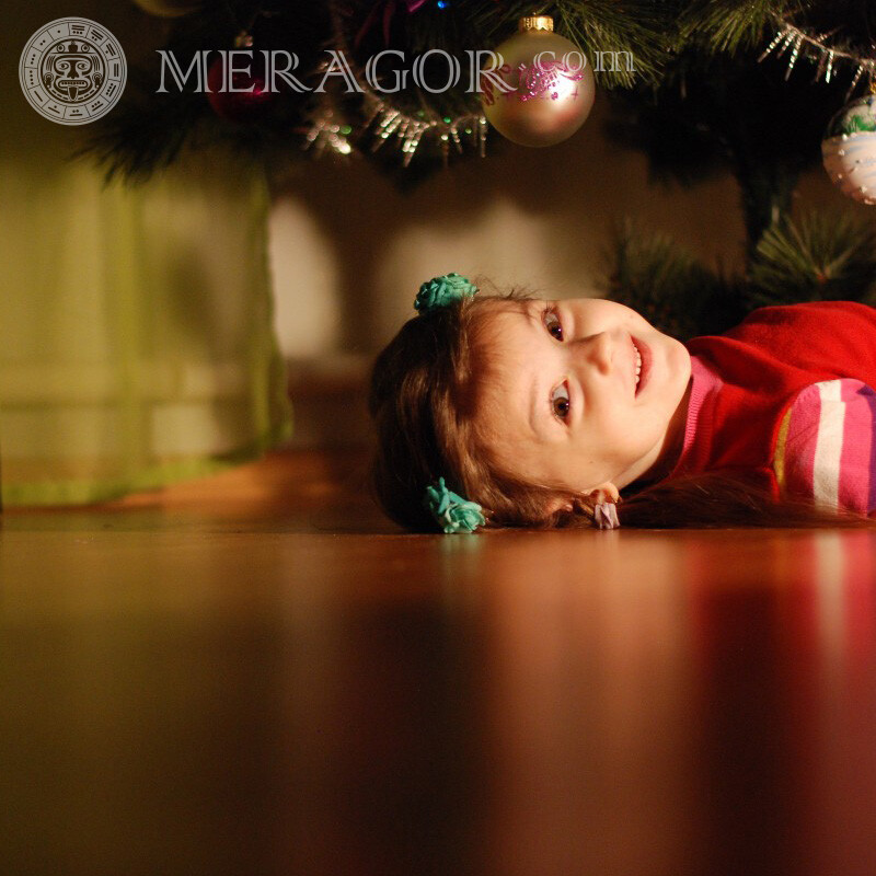 Año nuevo bebé foto niña bajo el árbol Para el año nuevo Infantiles Niñas