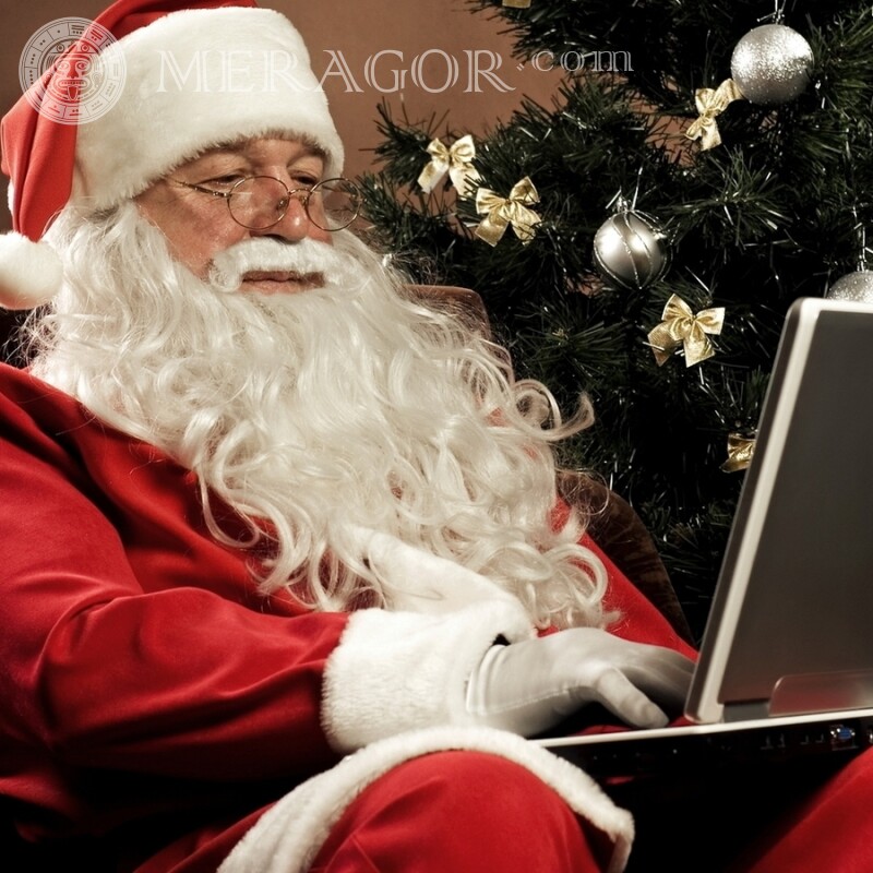 Завантажити на аватарку фото Санта Клауса Дід-Мороз В шапці В окулярах