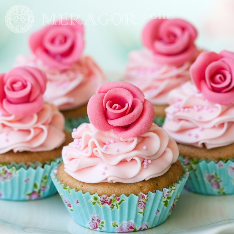Kuchen mit Rosen verziert Essen