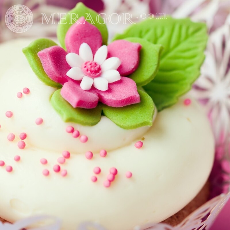 Пирожное украшенное цветком Еда