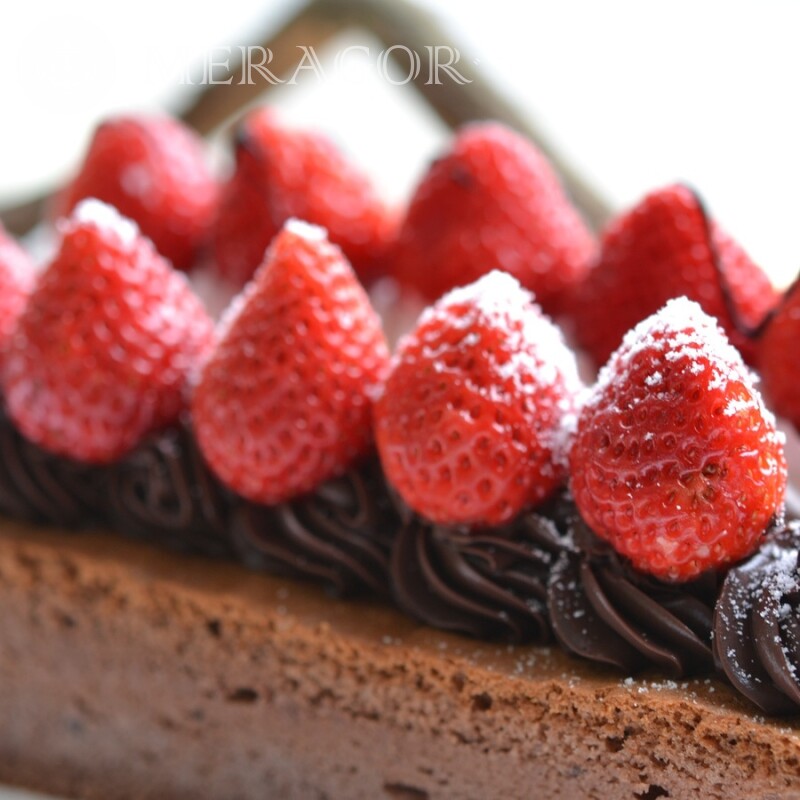 Schokoladen-Brownie mit ganzen Erdbeeren Essen