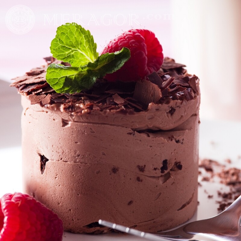 Шоколадно-повітряний десерт з малиною фото Їжа