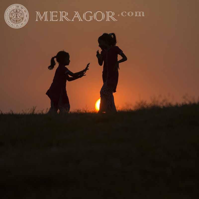Crianças e a foto do sol Infantis Meninas Silhueta