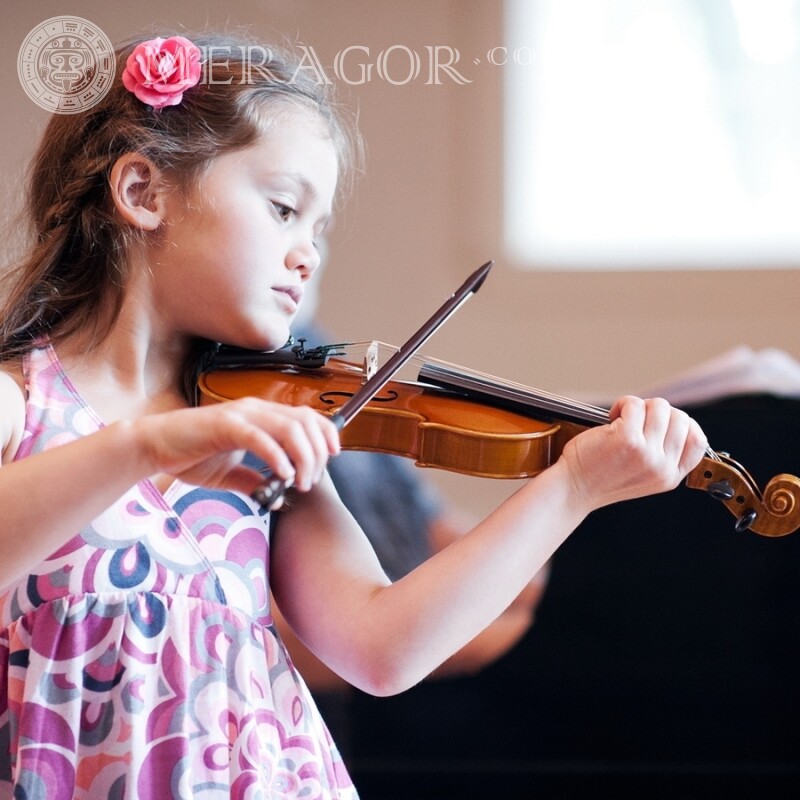 Mädchen mit Geigenfoto für Profilbild Maedchen Kindliche Musiker, Tänzer