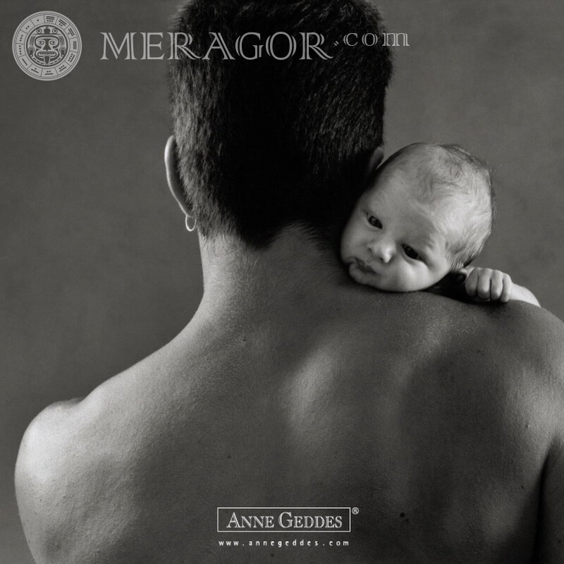 Pai com bebê no avatar Preto e branco Costas