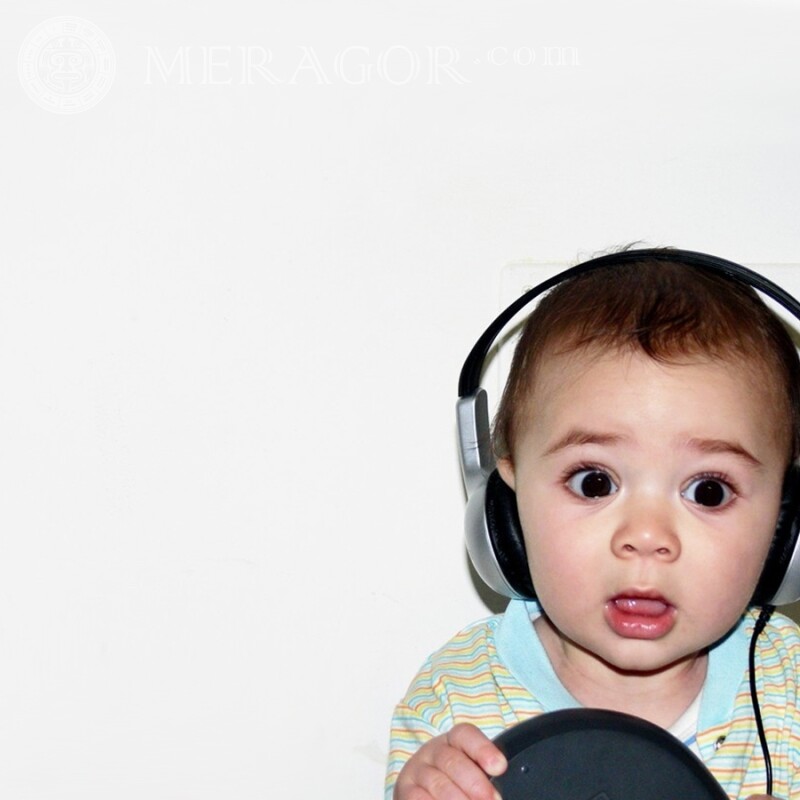 Petit enfant dans les écouteurs sur un avatar Infantiles Avec les écouteurs Visages, portraits