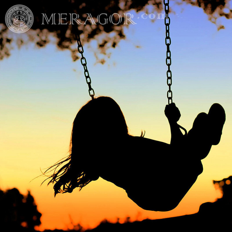 Girl swing silhouette coucher de soleil dans le réseau social Silhouette Infantiles Petites filles