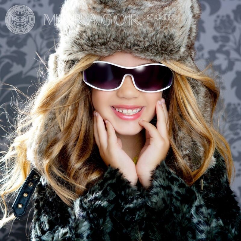 Гламурная фотка девочка в шапке и солнечных очках Девочки В шапке В очках Гламурные