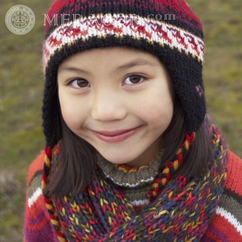 Menina asiática com chapéu no avatar Rostos de meninas Аsiáticos Na tampa Infantis