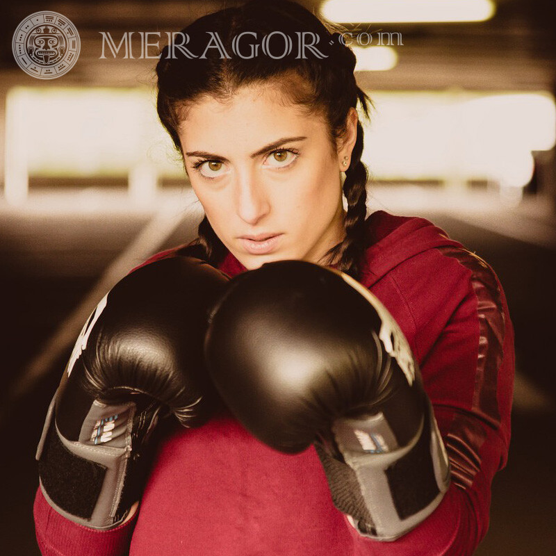Menina olha boxe por conta Desporto Morenas Meninas adultas Mulheres