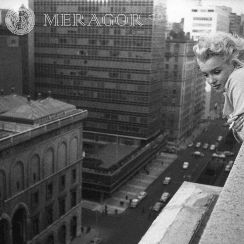 Блондинка смотрит с балкона ретро фото Черно-белые Блондинки Девушки Женщины