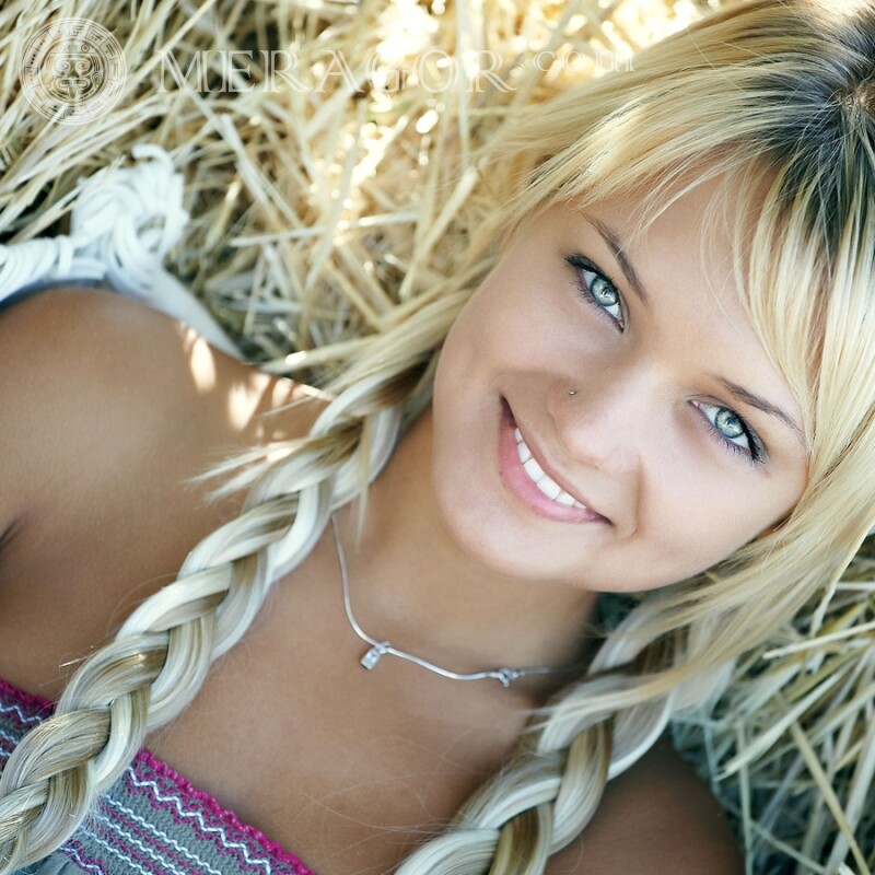 Laden Sie das Foto eines Mädchens auf Ihr Profilbild herunter Blonden Mädchen Frauen