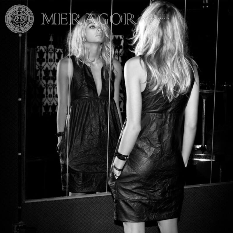 Девушка в зеркале на аву Les filles Blonds Pour VK