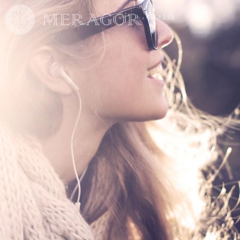 Linda foto de perfil para Instagram Meninas adultas Em fones de ouvido Em óculos de sol