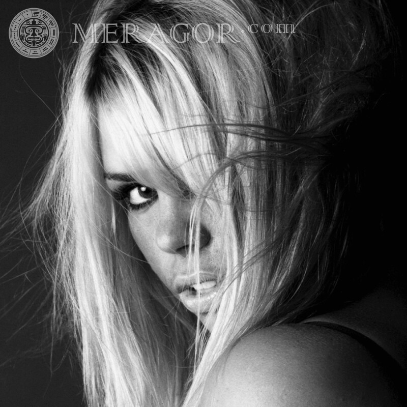 Блондинка завантажити чорно-біле фото на аватарку Чорно-білі Блондинка Дорослі дівчата Для ВК