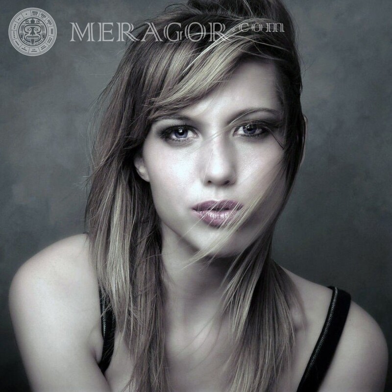 Chica con foto de pelo largo en foto de perfil Niñas adultas Mujeres Para VK