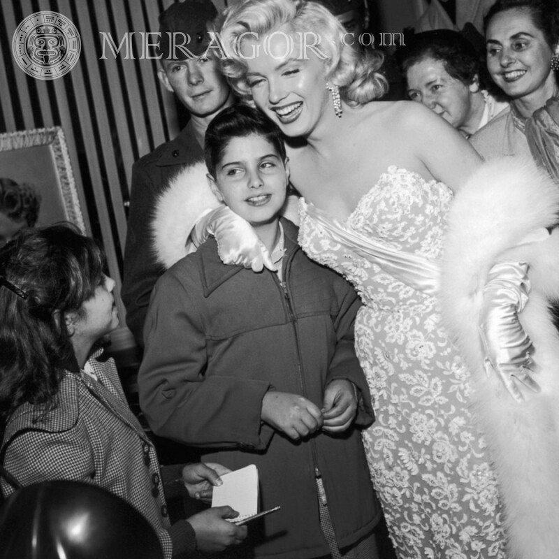 Мерилін Монро з хлопчиком фото скачати на аватарку Знаменитості Блондинка У повний зріст Дорослі дівчата
