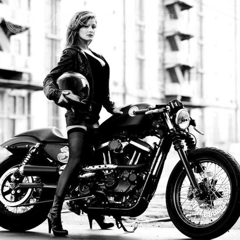 Chica con tacones en un avatar genial de motocicleta Niñas adultas Altura completa Para VK