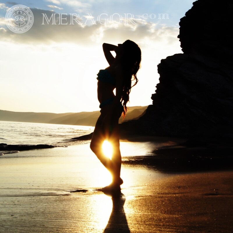Weibliche Silhouette am Strand auf dem Profilbild Silhouette Kein Gesicht Mädchen Auf dem Meer