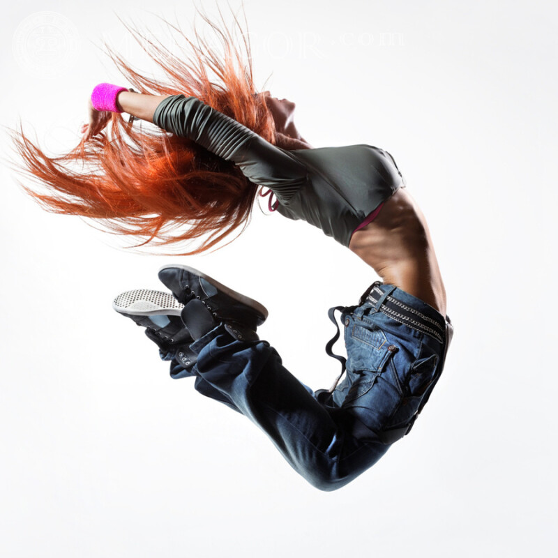 Девушка в прыжке фото на аву Девушки Без лица Рыжие