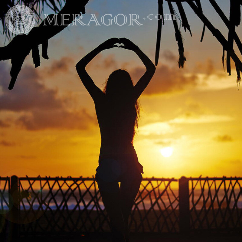 Foto de garota na praia ao pôr do sol Silhueta