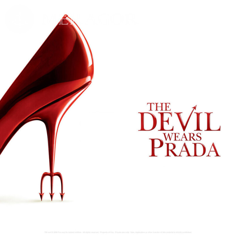 El diablo viste una foto de Prada con un zapato rojo De las películas