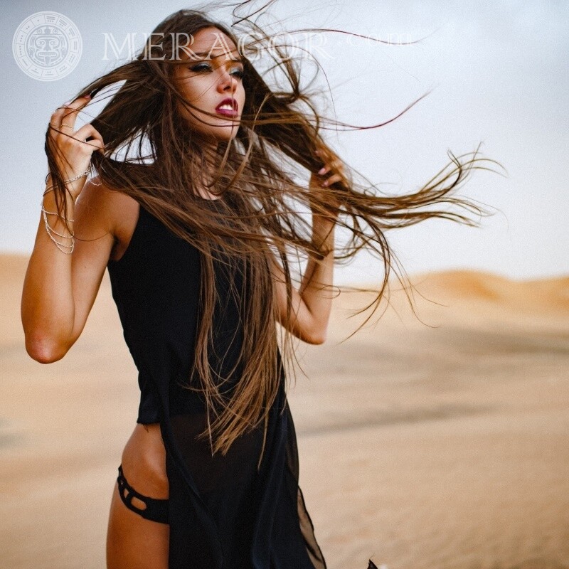 Genial foto de una chica en la arena. En el desierto Glamour Niñas adultas