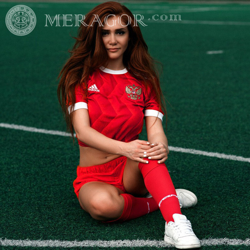 Девушка на футболе на картинку Рыжие Спортивные Футбол