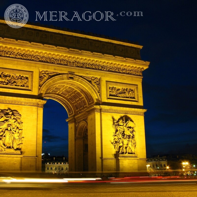 Bogen in Paris mit beleuchtetem Profilbild Gebäude