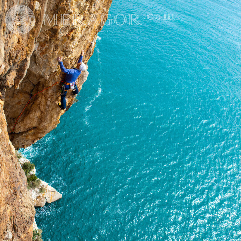 Foto de alpinista sobre o mar para foto de perfil Desporto No mar