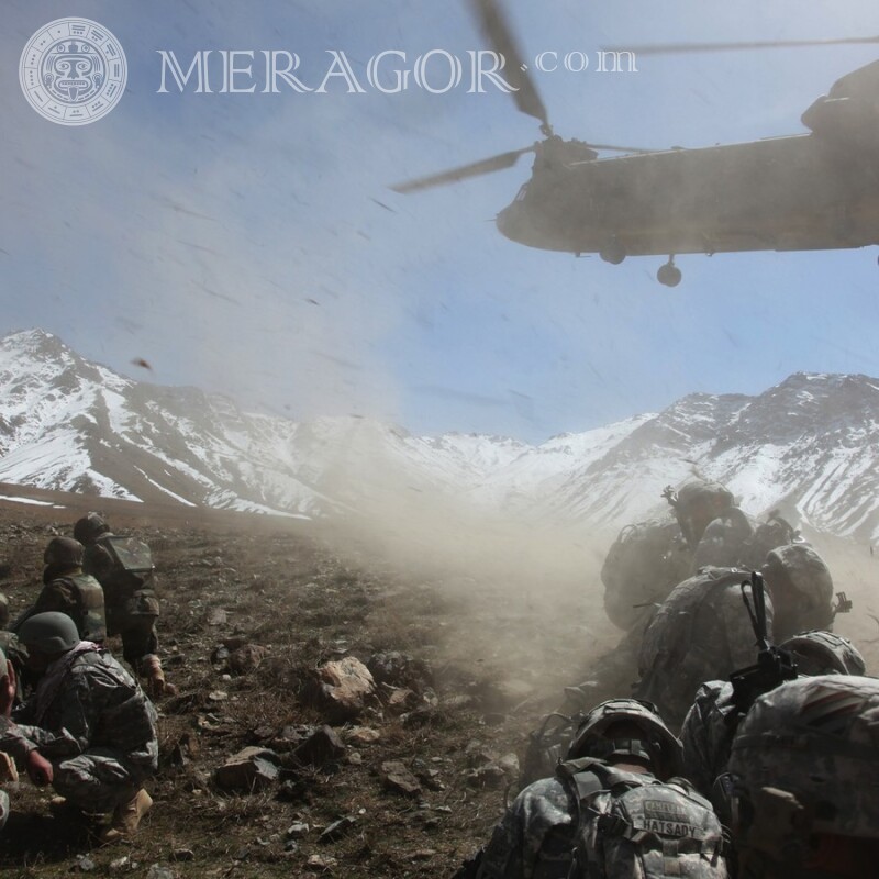 Soldados nas montanhas com um helicóptero em seu avatar Com arma Homens Transporte